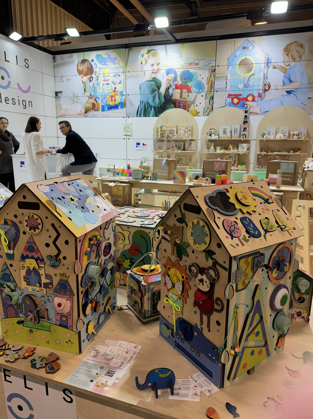 Manola & Carlotta loving the Nuremberg Toy Fair !