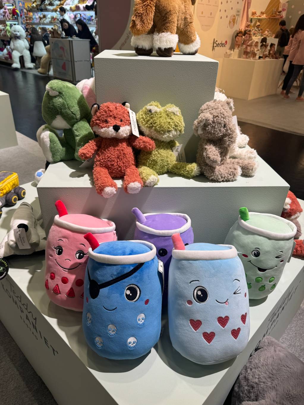 Manola goes Shopping at the Nuremberg Toy Fair !