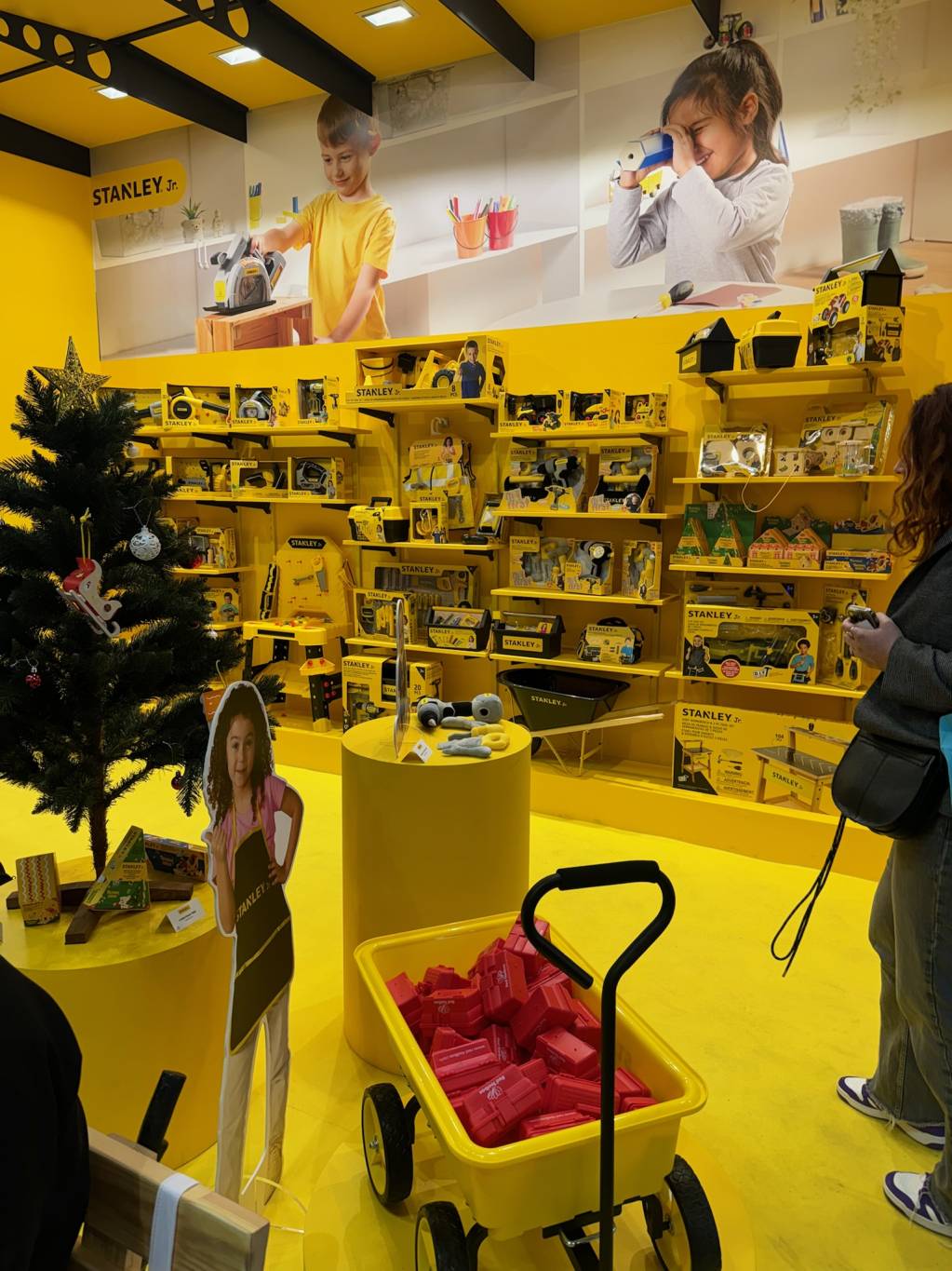 Manola goes Shopping at the Nuremberg Toy Fair !