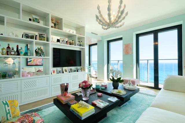 Take a look inside Carla's colorful Apartment !
